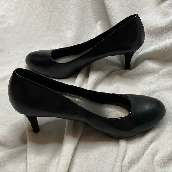 Comfort Plus by Predictions Classic Black Pumps - Picture 3 of 10